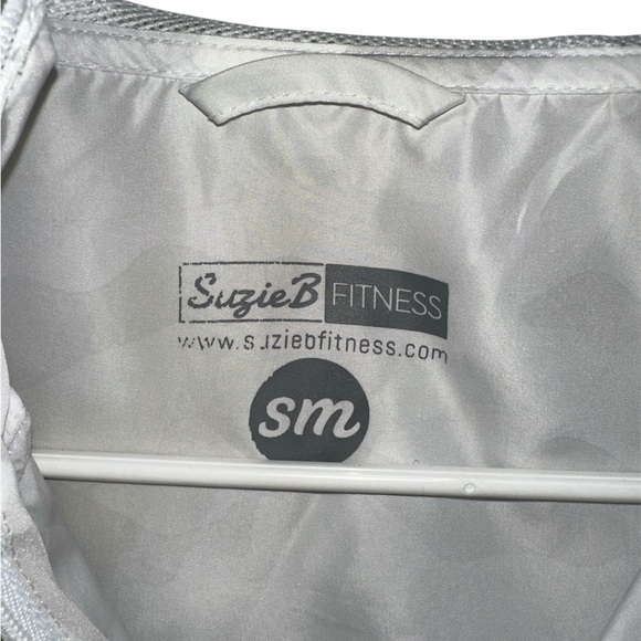 Susie B Fitness White Camo‎ Cropped Windbreaker - Size S/M - Picture 3 of 3